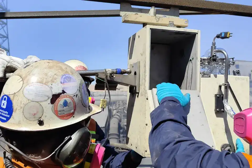 Muestreo isocinético de material particulado en chimenea industrial, curso KORU